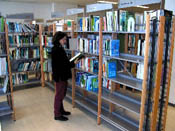 Foto van een vrouw in een bibliotheek